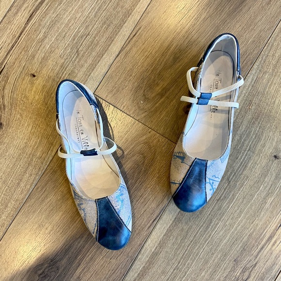 Un Tour en Ville Flats Blue and Cream With Unique Pattern Size 36 1/2 - Picture 2 of 9